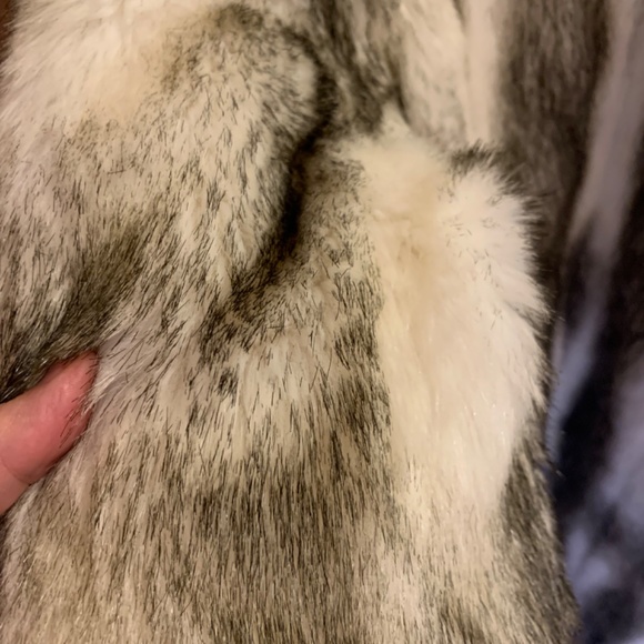 Beautiful Faux Fur coat-Size L or XL - Picture 4 of 8